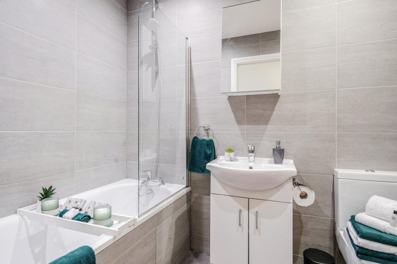 2 Bedroom At Modernview Serviced Watford Town Centre F15 Apartment *
